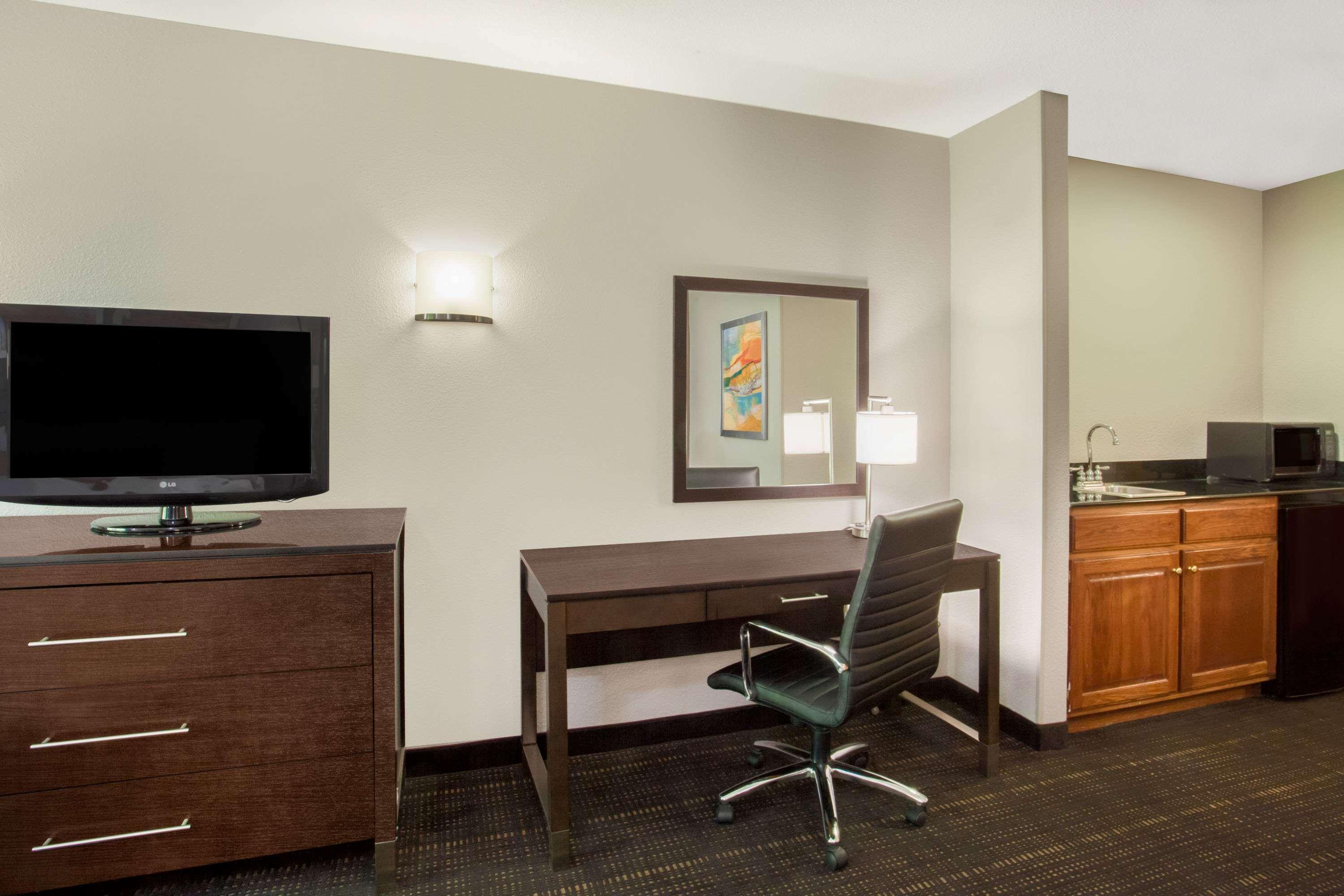 Wingate By Wyndham Hotel